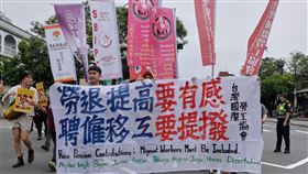 ▲在台灣的移工們於勞動節走上街頭。（圖／美聯社／達志影像）