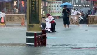 暴雨襲鹿港！天后宮淹成泳池　金爐浮水面