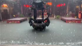 鹿港天后宮廟埕內上午因強降雨加上排水不及，造成淹水狀況，天公爐及供桌都泡在水中險些滅頂，畫面曝光後引發關注。