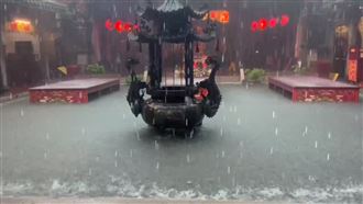 鹿港天后宮慘遭水淹　天公爐、供桌險滅頂