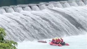 消防隊出船艇救人，卻遇上翻覆意外，導致3消防因此失去生命跡象。（圖／翻攝畫面）