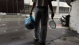 颱風過後蚊子大軍出沒，有民眾帶著電蚊拍倒垃圾。（圖／486提供） 