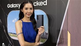 三星推出折疊手機Galaxy Z Fold7，最輕薄的設計結合強大AI功能。（圖／記者王文承攝影）