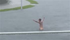 彰化,大雷雨,員林,龍燈公園,滯洪池,裸泳（圖／翻攝自彰化縣媒體記者協會）