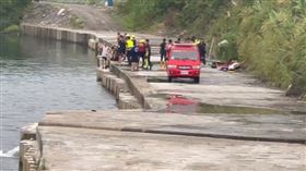 猛烈的水流不斷撞擊船艇，導致整艘船不慎翻覆。（圖／翻攝畫面）