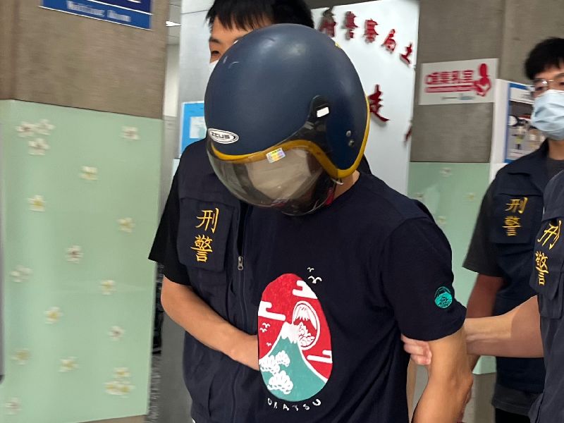謝姓男子(前)有家暴紀錄,張姓妻子雖聲請保護令,但7日慘遭謝男當街砍殺,小姨子也難逃死劫。謝男犯案後逃逸,警方循線在彰化逮人,8日上午訊後依殺人罪嫌將謝男移送偵辦。(圖/中央社)