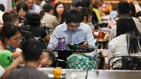 6月CPI降至1.37%（3）主計總處8日公布6月消費者物價上漲率為1.37%，6月CPI中，以食物類上漲2.82%漲幅較大，其中外食費續漲3.44%，這也是民眾對物價上漲感受依舊深刻的因素。圖為民眾到台北市南港區百貨地下街用餐。中央社記者翁睿坤攝  114年7月8日