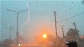 閃電狂劈彰化電桿爆火球　駕駛：如災難片（圖／翻攝畫面）