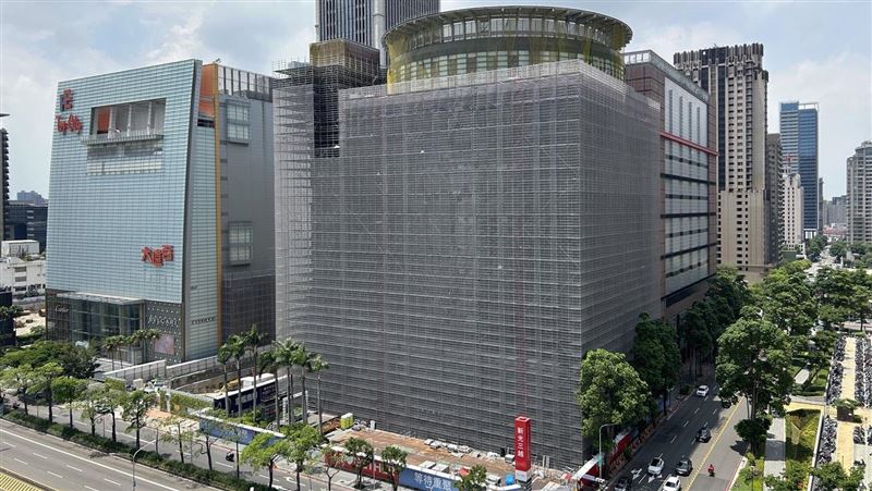 新光三越中港店預計9月底全面復業，都發局表示目前尚未收到恢復使用的申請。(圖／新光三越提供)