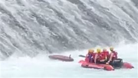 消防隊出船艇救人，卻遇上翻覆意外，導致3消防因此失去生命跡象。（圖／翻攝畫面）