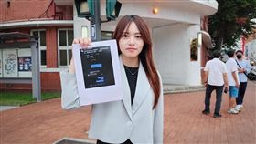 ▲被網友嗆「燒了你的家」，施淑婷列印截圖奔警局。（圖／翻攝自施淑婷臉書）