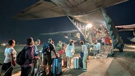 颱風影響空中交通  軍機晚間再投入疏運金門旅客受颱風丹娜絲影響，大量旅客滯留金門機場，8日白天已有加班機、放大機型、軍機協助疏運，晚間再度投入一架次軍機將70名旅客載往台北。中央社記者吳玟嶸攝  114年7月8日