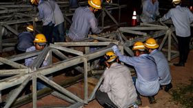 颱風丹娜絲重創雲嘉南 台電搶修復電近9成嘉義布袋新塭變電所3座6.9萬伏特高壓電塔，遭颱風丹娜絲的強風吹倒，台電人員加速組裝新鐵塔。（台電提供）中央社記者曾智怡傳真 114年7月8日
