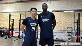 ▲桃園璞園領航猿李家慷、丁恩迪來到瓊斯盃變白隊隊友。（圖／記者蔡厚瑄攝影）