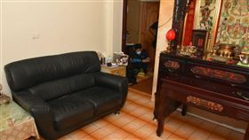 鄰居報案家裡神明廳莫名傳槍響。（圖／集集警分局提供）