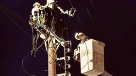 ▲台電人員深夜仍全力搶修拚復電。（圖／翻攝台電電力粉絲團）

