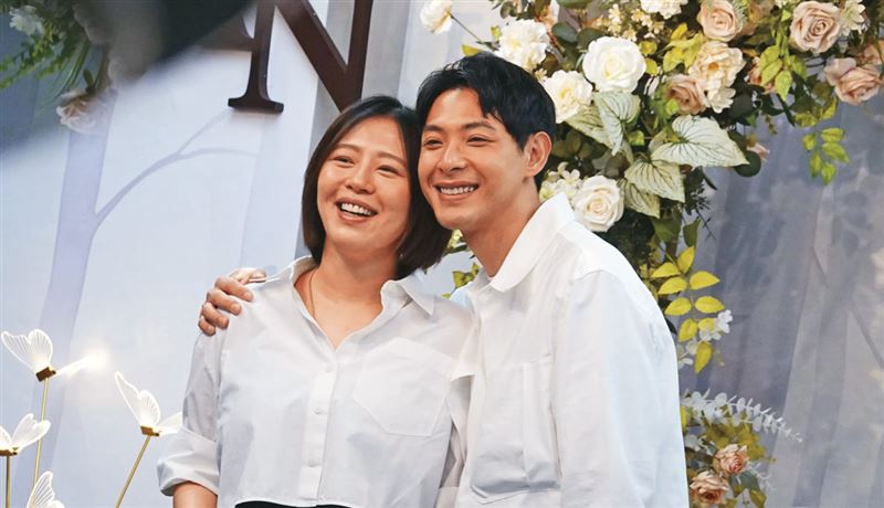 劉品言一家四口奔戶政登記　連晨翔狂撒糖