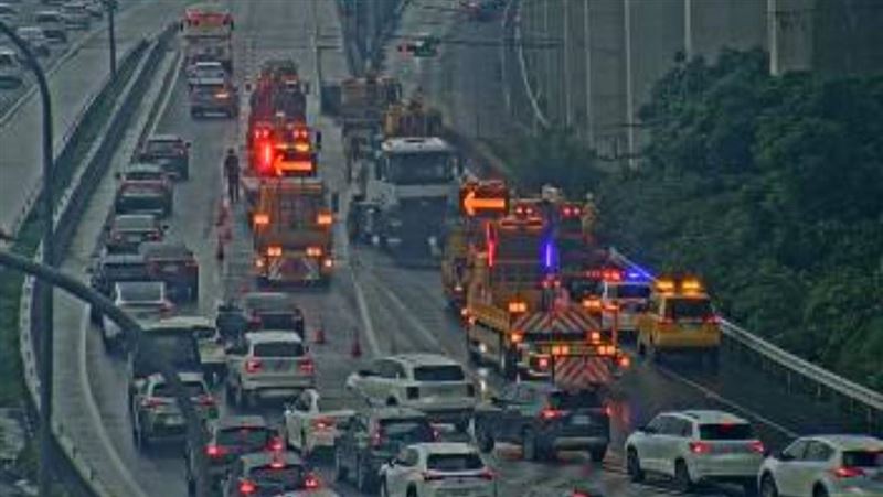 新／國1北上桃園入口大貨車翻覆　回堵6KM