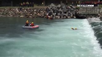 恐怖翻滾流！搜救員遭壓船底如空間迷航