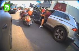 誰對誰錯？他開啟車門停6秒　她下秒撞上（圖／翻攝記者爆料網）