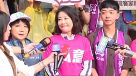 ▲民進黨團幹事長吳思瑤率領立委們陪同港湖除銹站路口、舉牌。（圖／翻攝畫面）
