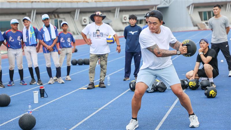 郭泓志前進花東！當80位小球員「心輔官」