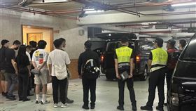 殉職勇消吳恩碩移靈，同仁列隊表不捨。（圖／翻攝畫面）