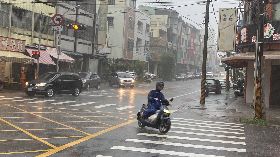 台中豐原清晨大雷雨 機車騎士穿雨衣冒