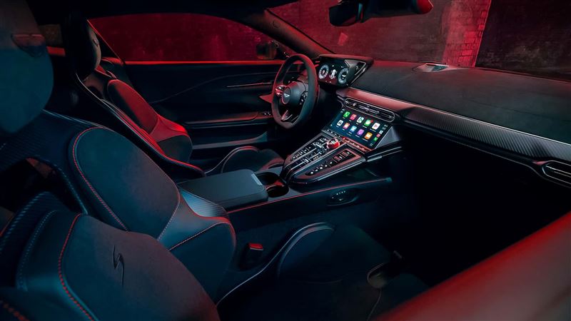 強調質感的Alcantara內裝。（翻攝Aston Martin網站）