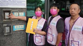 ▲罷免傅崐萁領銜人李美玲、副領銜人潘文欽與「微光花蓮」發言人W提告吉安鄉長游淑貞涉嫌違反行政中立。（圖／微光花蓮提供）