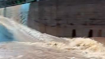 雨彈狂炸！沙鹿湍急泥流猛灌　柏油路裂縫