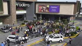 ▲瓜地馬拉8日下午發生芮氏規模5.6地震後，當地人聚集在一家購物中心外。（圖／美聯社／達志影像）