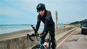 八三夭為了宣傳無預警「特別企劃」，霸天拼單車台北騎到高雄 苦騎喊話「歹路不可行」。（圖／不搖就滾提供）