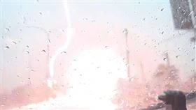 彰化2小時3萬次閃電，變電箱遭雷擊爆炸，駕駛驚喊：差點嚇尿(圖／翻攝畫面)