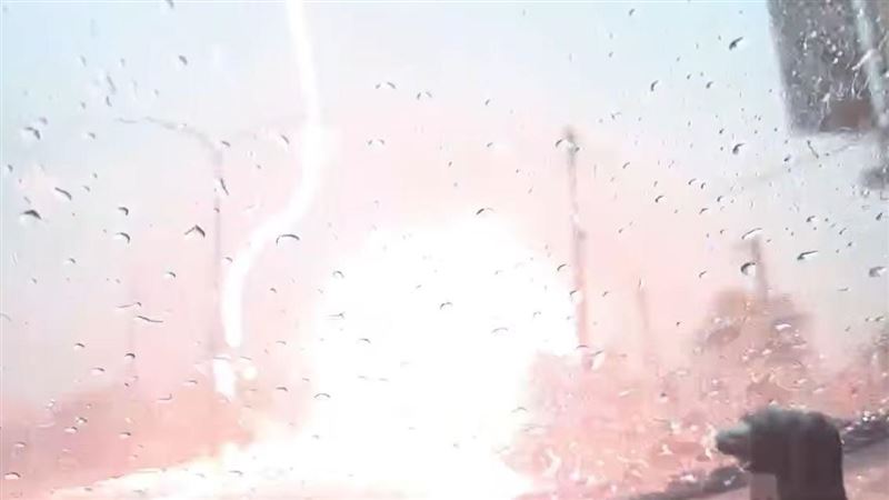 2小時3萬次閃電！雷劈變電箱爆炸駕駛嚇尿