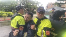 ▲消防員工作權益促進會前往行政院門口抗議。（圖／記者楊忠翰攝影）