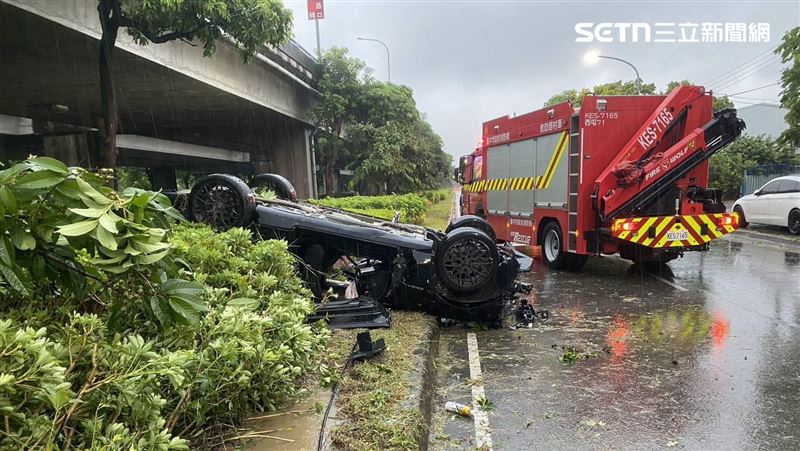 新／台中暴雨自撞！轎車解體…駕駛逃跑中