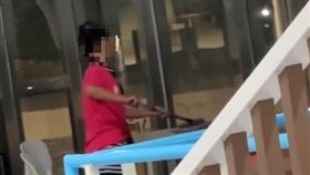 清水服務區，檢舉，清潔員「拿拖把擦桌子」，統一超商回應(圖／翻攝畫面)