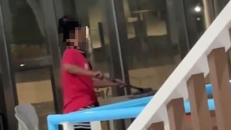 清水服務區「拿拖把擦桌子」　遊客看傻眼