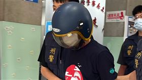 土城家暴男砍殺太太與小姨子  殺人罪送辦謝姓男子（前）有家暴紀錄，張姓妻子雖聲請保護令，但7日慘遭謝男當街砍殺，小姨子也難逃死劫。謝男犯案後逃逸，警方循線在彰化逮人，8日上午訊後依殺人罪嫌將謝男移送偵辦。中央社記者趙敏雅攝  114年7月8日