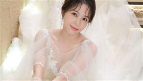 蘇晏霈披婚紗美翻現場，仙氣飄飄根本是行走的白紗女神，與吳政澔穿上婚紗。（圖／民視提供）