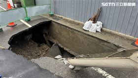 新／疑暴雨地層陷　苗栗建案工地出現天坑（圖／翻攝畫面）