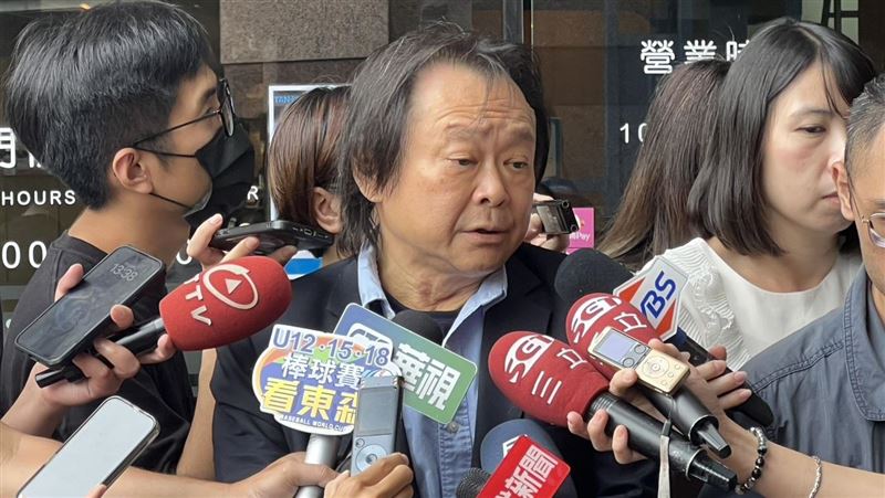 王世堅出席中常會前受訪表示「應撤回罷免案」引起熱議。（圖／記者劉秀敏攝影）