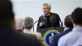 ▲輝達執行長黃仁勳表示，沒有任何證據顯示AI晶片遭非法轉移使用。（圖／美聯社／達志影像）