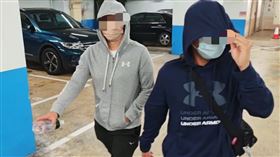 同行友人不斷拉著帽踢，頻頻低頭表示對不起。（圖／翻攝畫面）