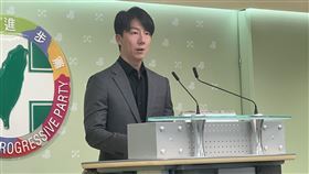 ▲民進黨發言人吳崢主持中常會後轉述記者會，並回應媒體提問。（圖／記者劉秀敏攝影）