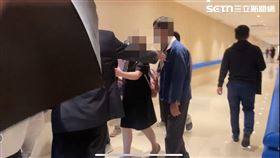 ▲吳恩碩家屬抵達懷愛館陪同檢警進行相驗。（圖／記者楊忠翰攝影）