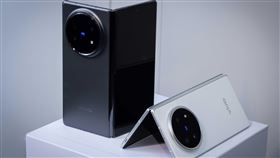 vivo X Fold5，機身重量僅217克，厚度薄至9.2毫米。