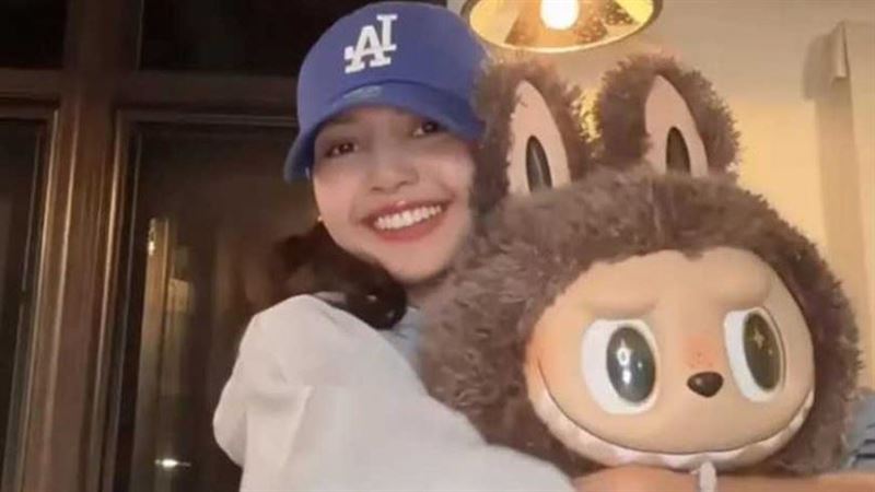 Lisa罕變臉動怒 霸氣丟回粉絲玩偶