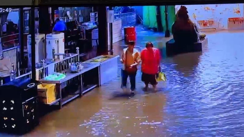 狂暴降雨炸竹山紫南宮！10分鐘淹水20公分